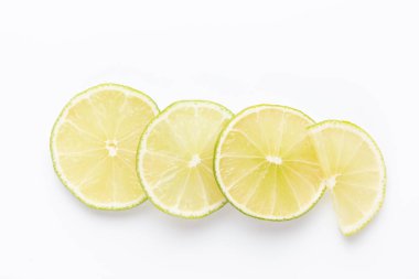 Açık renkli, üstten görünüm üzerinde olgunlaşmış taze limes ile kompozisyon