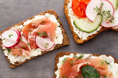 Sandviç tahıl ekmek ve karanlık mermer zemin üzerine salam