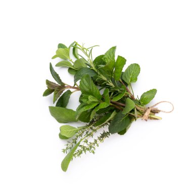 Baharatlı bitkisel yapraklar ve beyaz arka planda kırmızı biber. Vegeta