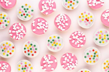 Beyaz arkaplanda renkli kekler. 