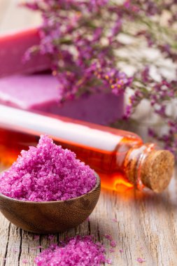 Kasede deniz tuzu, şişelerde aroma yağı, sağlık ve çiçekler. 