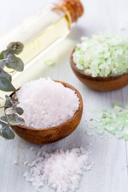 Kasede deniz tuzu, şişelerde aroma yağı, sağlık ve çiçekler. 