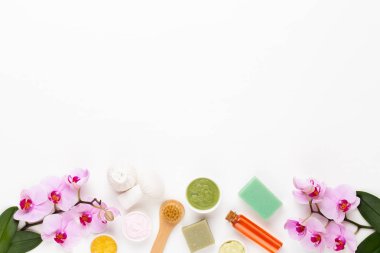 Aromaterapi, bitkisel yağ, sabun, deniz tuzu ile Spa natürmort.