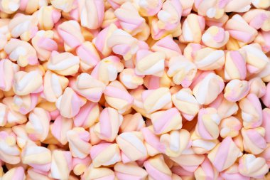 Marshmallow boşaltmak mavi zemin üzerine. Düz yatıyordu veya üst 