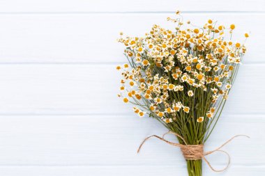 Deniz tuzu, şişelerde aromaterapi yağı ve vintage w papatya