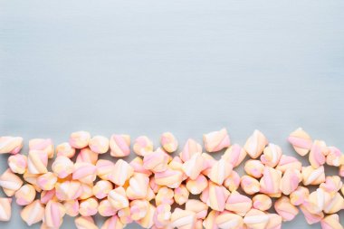 Marshmallow boşaltmak mavi zemin üzerine. Düz yatıyordu veya üst 