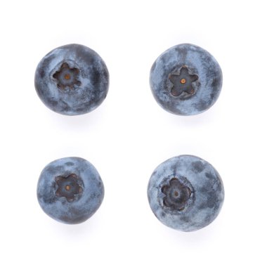 beyaz zemin üzerine taze yaban mersini.