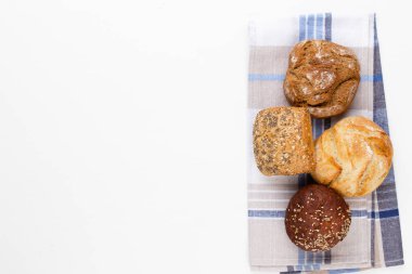 Ahşap arka planda altın kırsal ekmek ve çörekler