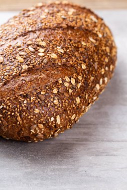 Ahşap arka planda altın kırsal ekmek ve çörekler