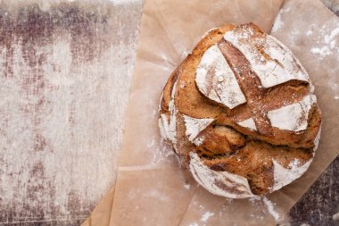 Ahşap arka planda altın kırsal ekmek ve çörekler