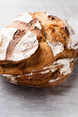 Ahşap arka planda altın kırsal ekmek ve çörekler