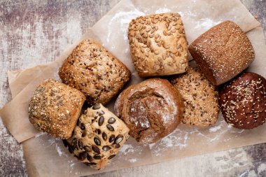 Ahşap arka planda altın kırsal ekmek ve çörekler