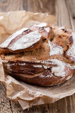 Ahşap arka planda altın kırsal ekmek ve çörekler