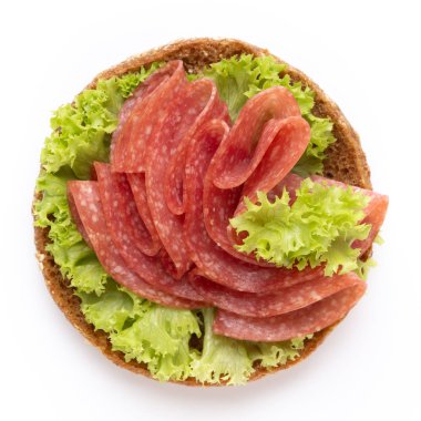 Beyaz arka planda salamlı sandviç..