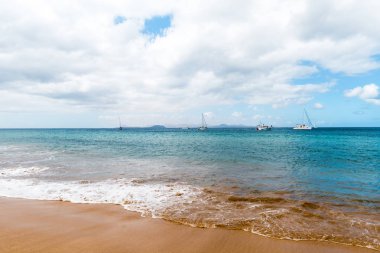 Güzel sahil manzarası ve tropikal Lanzarote denizi. Canar
