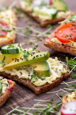 Krem peynirli, sebzeli ve salamlı sandviç..