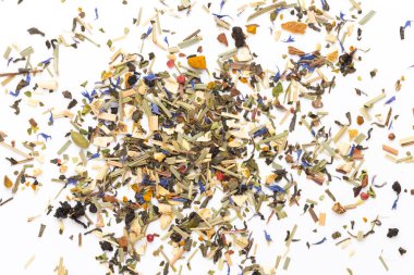 Beyaz arka planda bitki çayı. Üst görünüm. 