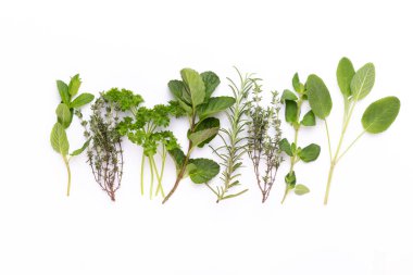 Beyaz bir arka planda bitkisel baharat. Üst görünüm.