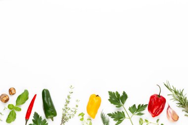 Baharatlı bitkisel yapraklar ve beyaz arka planda kırmızı biber. Vegeta