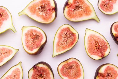 Beyaz arka plan üzerinde izole incir meyve. Üstten Görünüm. Düz yatıyordu patt