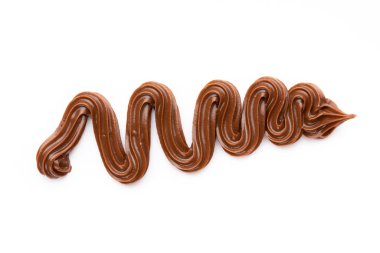 Beyaz arka planda izole edilmiş çikolata kremi. Düz yatıyordu.