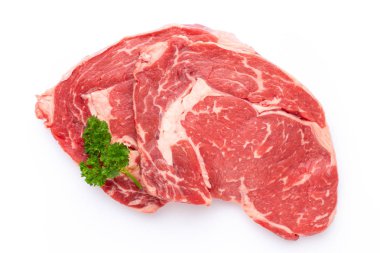 Beyaz arka planda taze çiğ biftek izole edilmiş..