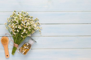 Deniz tuzu, şişelerde aromaterapi yağı ve vintage w papatya