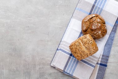 Ahşap arka planda altın kırsal ekmek ve çörekler