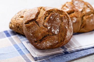 Ahşap arka planda altın kırsal ekmek ve çörekler