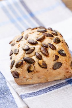 Ahşap arka planda altın kırsal ekmek ve çörekler