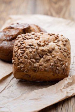 Ahşap arka planda altın kırsal ekmek ve çörekler