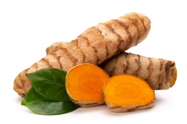 beyaz arkaplanda zerdeçal izole edildi