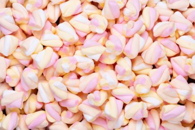 Marshmallow boşaltmak mavi zemin üzerine. Düz yatıyordu veya üst 