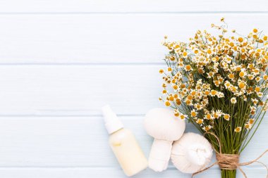 Deniz tuzu, şişelerde aromaterapi yağı ve vintage w papatya