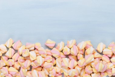 Marshmallow boşaltmak mavi zemin üzerine. Düz yatıyordu veya üst 