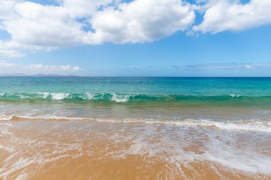 Güzel sahil manzarası ve tropikal Lanzarote denizi. Canar