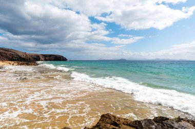 Güzel sahil manzarası ve tropikal Lanzarote denizi. Canar