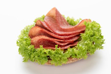 Beyaz arka planda salamlı sandviç..