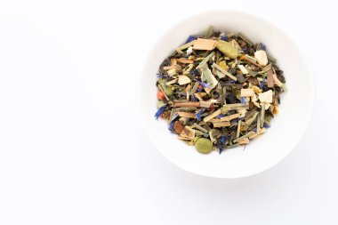 Beyaz arka planda bitki çayı. Üst görünüm.