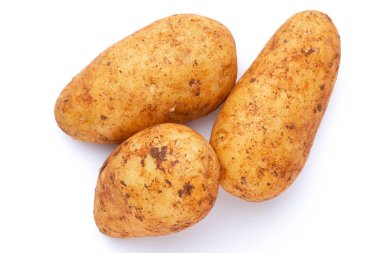 Beyaz arka planda izole edilmiş patatesler. Düz yatıyordu. Üst görünüm.