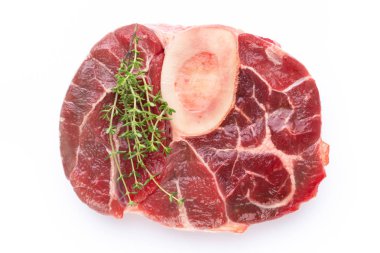 Beyaz arka planda taze çiğ biftek izole edilmiş..