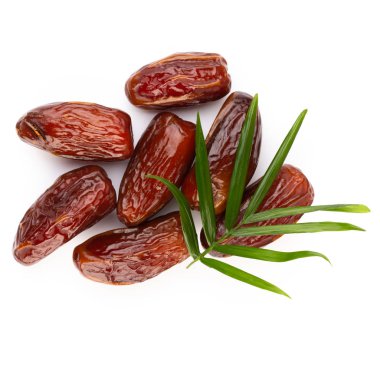 Kuru tarihler beyaz arkaplanda izole edilmiş. Üst Manzara. Düz yatıyordu.