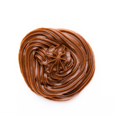 Beyaz arka planda izole edilmiş çikolata kremi. Düz yatıyordu.