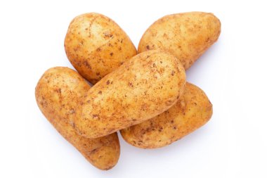 Beyaz arka planda izole edilmiş patatesler. Düz yatıyordu. Üst görünüm.