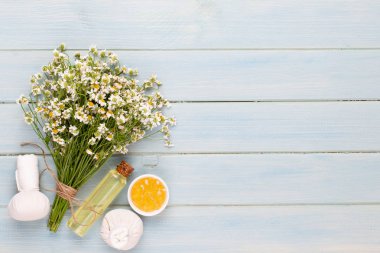 Deniz tuzu, şişelerde aromaterapi yağı ve vintage w papatya