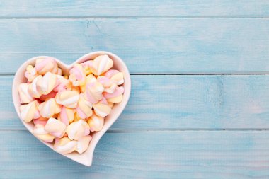 Marshmallow boşaltmak mavi zemin üzerine. Düz yatıyordu veya üst 