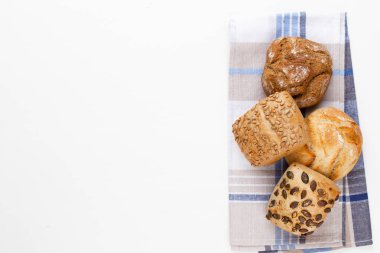 Ahşap arka planda altın kırsal ekmek ve çörekler