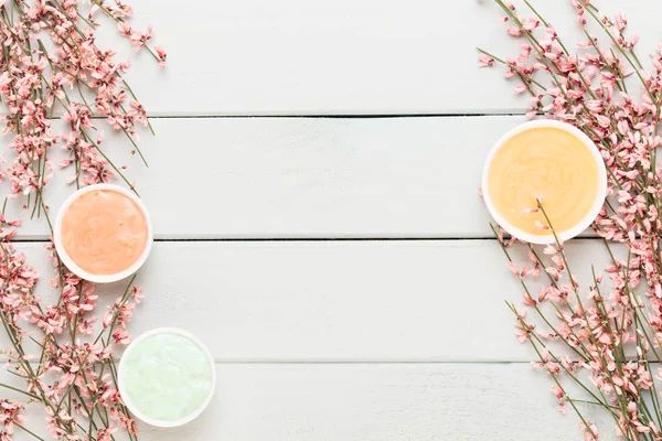 Bahar tebrik kartı, mercan rengi çiçekler üzerinde pastel b yaşayan