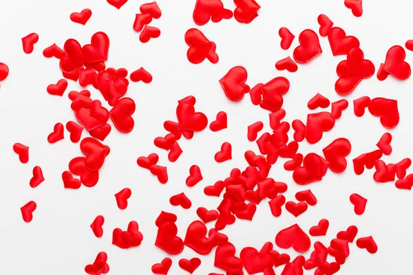 Sevgiliye arka plan kırmızı kalpler Beyaz ahşap zemin üzerinde.