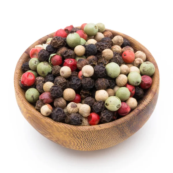 Beyaz zemin üzerine kaşık biber karışımı tohum.